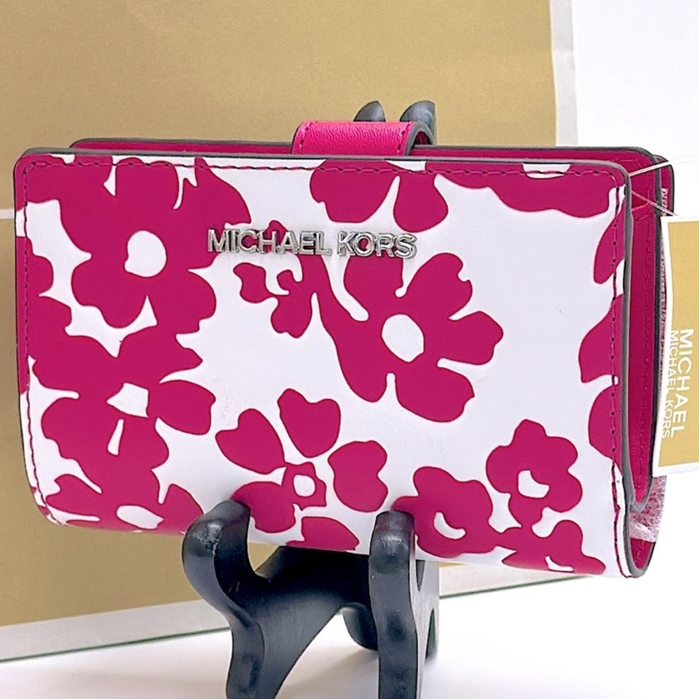 Michael Kors Jet Set Medium Floral Print Bi-Fold Wallet
Dragonfruit
NWT